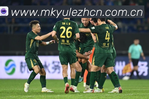 詹姆斯父子打高尔夫遭遇惊险瞬间水中突然现鳄鱼老詹勇敢捡球再现赛场复盘:最新赛事动态与深度分析 詹姆斯父子打高尔夫遭遇惊险瞬间水中突然现鳄鱼老詹勇敢捡球再现赛场复盘:最新赛事动态与深度分析